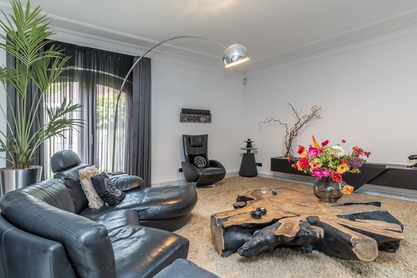 Foto - Te koop: Op een schitterende en rustige locatie in de geliefde villawijk "Moltbos" staat deze stijlvolle, vrijstaande villa met een uitzonderlijk royaal woonoppervlak.